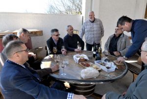 Gosti iz Hercegovine u obilasku podruma vinarije Mihalj iz Kutjeva